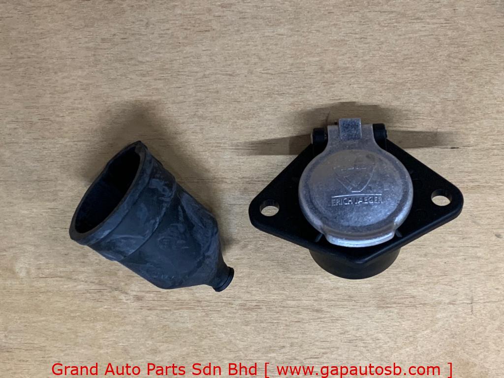 Universal Parts 10 111022 – 24V 7PIN SOCKET BLACK N TYPE