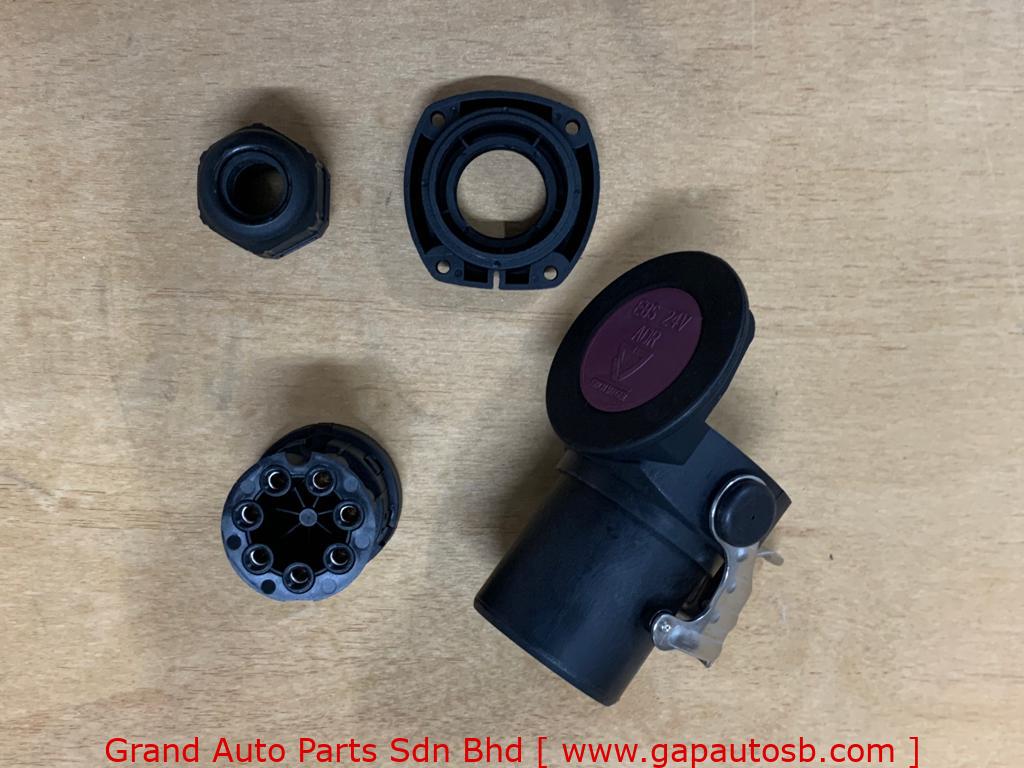 Universal Parts 4 241070 – 7 PIN PLUG ADR CONNECT PLUG TYPE