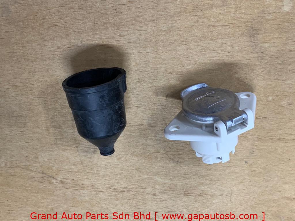 Universal Parts 2 6111063 – 7 PIN SOCKET 24V PLASTIC S TYPE WHITE