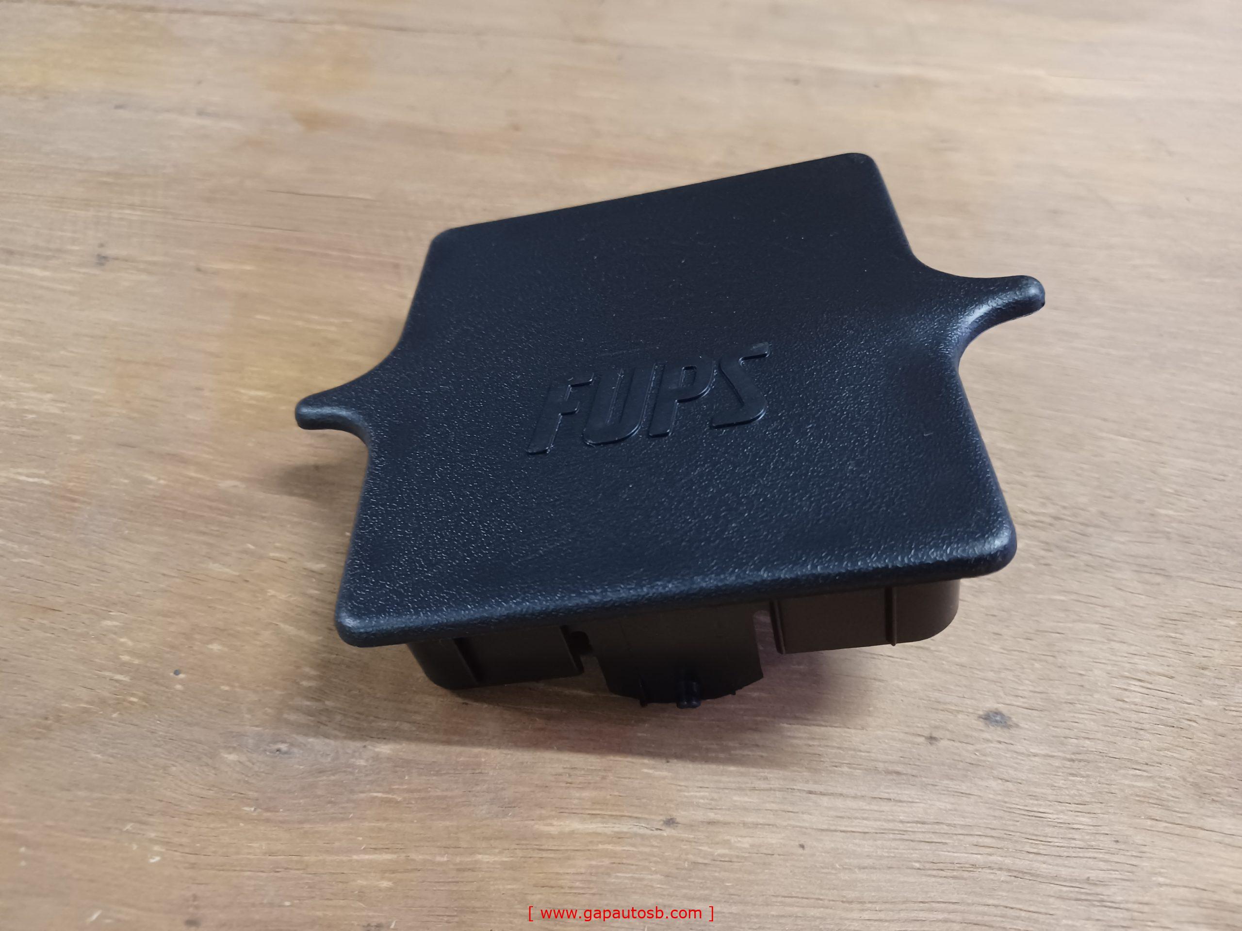 20453684 VOLVO FM12 V2 FRONT LOWER FOOT STEP BRACKET COVER