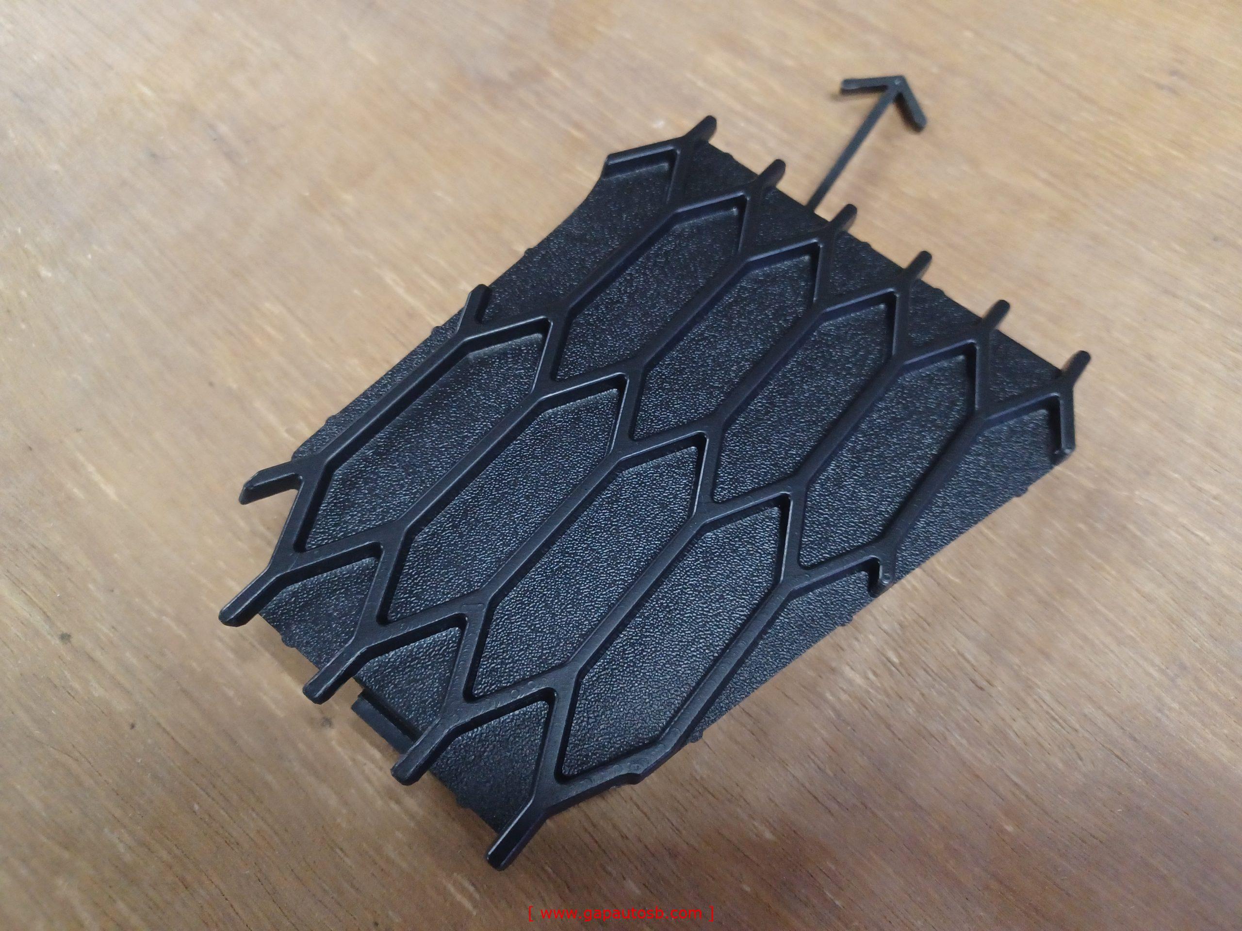 82454671 VOLVO FM4 FRONT LOWER GRILLE CAP CENTER RH