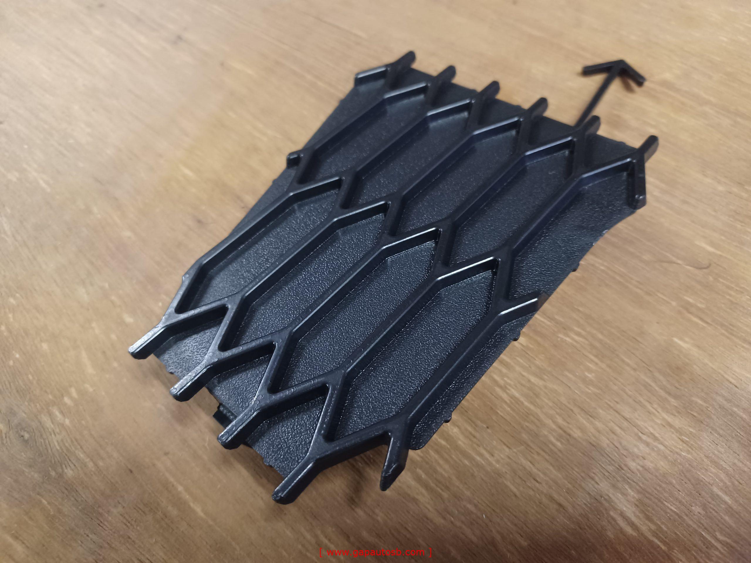 82444204 VOLVO FM4 FRONT LOWER GRILLE CAP CENTER LH