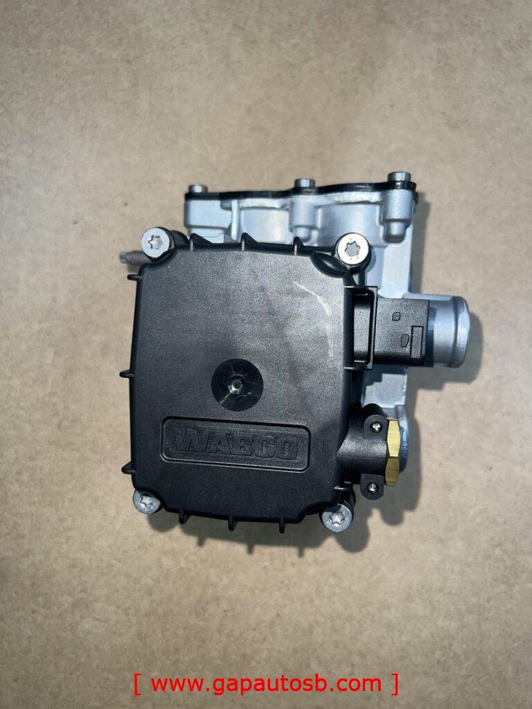 Mercedes Actros MP5 TRAILER CONTROL VALVE 3PIN BIG 4PIN SMALL 4802040300 2 IMG 0489