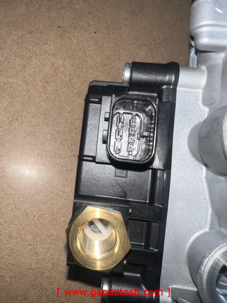 Mercedes Actros MP5 TRAILER CONTROL VALVE 3PIN BIG 4PIN SMALL 4802040300 3 IMG 0491